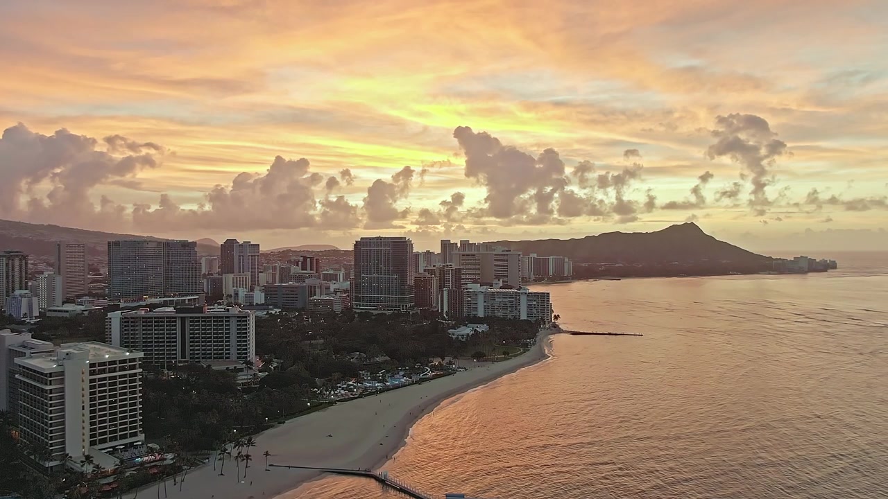 Toàn cảnh bình minh đầy màu sắc trên biển Waikiki đang lên nhìn từ trên không