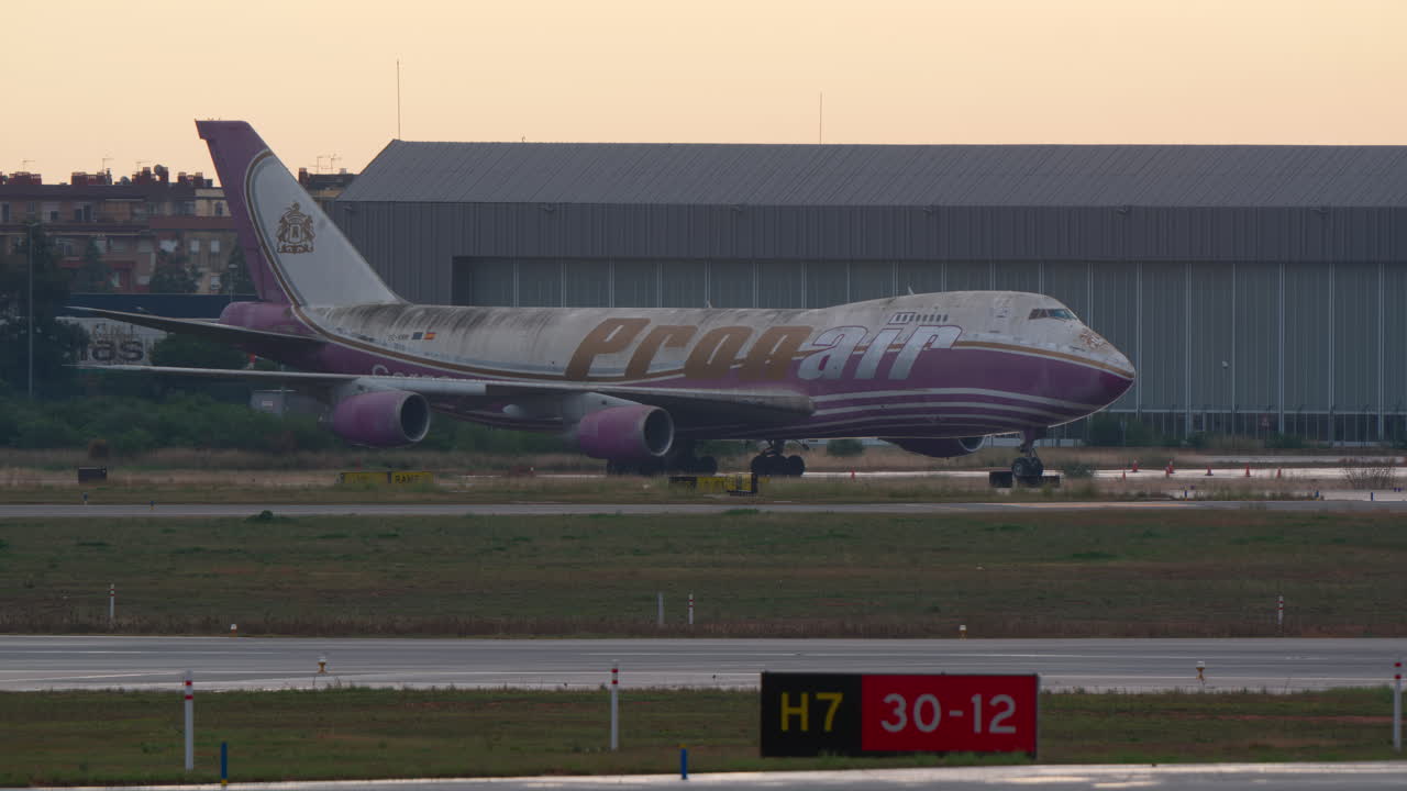 Pesawat Kargo Boeing 747 PROGAIR Terbengkalai Diparkir di Bandara