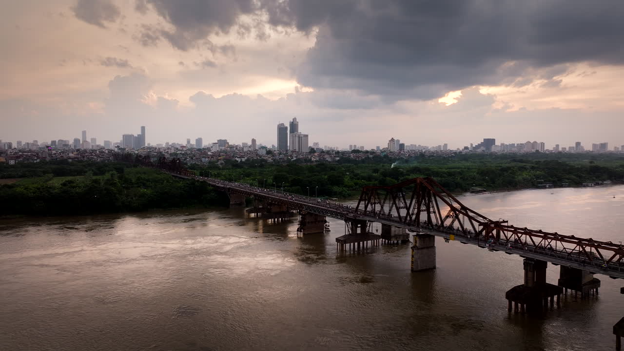은 강을 가로지르는 긴 비엔 다리 저녁 교통과 하노이 도시 풍경 배경, 해가 지는 모습, 드론 뷰