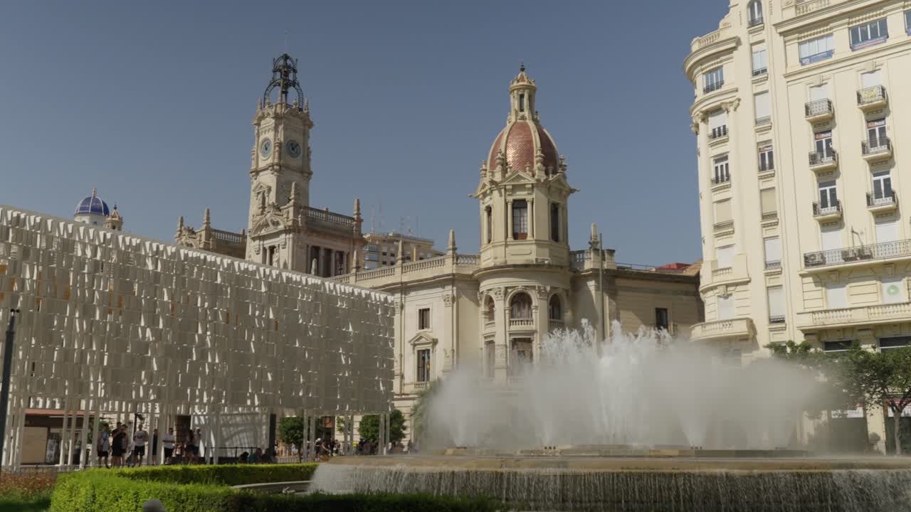valencia, españa en un caluroso día de verano, fuente de la plaza del ayuntamiento 4k