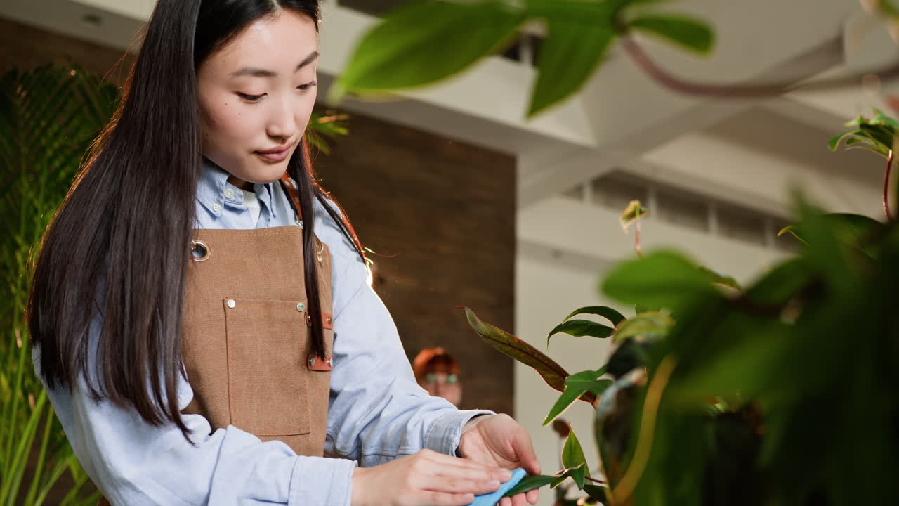 온실 에서 식물 을 돌보는 여자