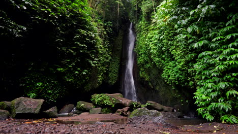 Der-Malerische-Leke-Wasserfall-Verleiht-Dem-Besuchererlebnis-Abenteuer-Und-Charme