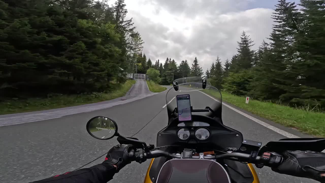 Motorrijden op een bochtige weg in de Oostenrijkse Alpen met Alpenatuur als achtergrond, eerstepersoonsweergave met actiecamera
