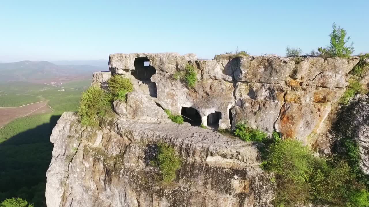 antiguas ruinas en la cima de una montaña