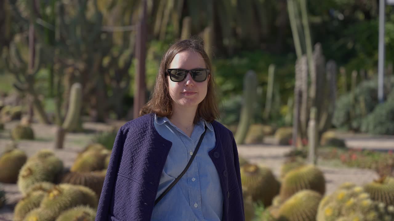 Retrato de una mujer joven visitando los Jardines Mossèn Costa i Llobera de Montjuic.