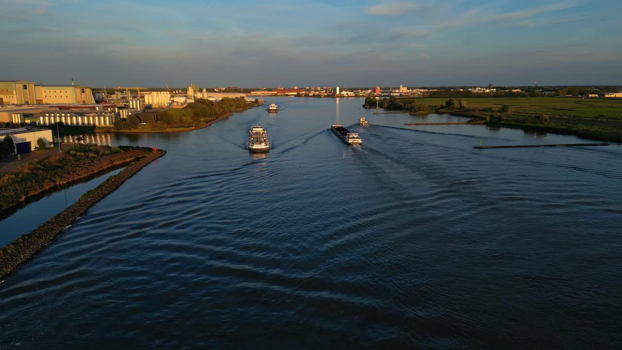 네덜란드 즈베인드레흐트 근처 강을 항해하는 여러 산업 화물선의 공중 전망