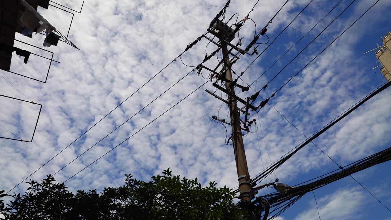vista de la calle de shanghai con el viejo poste de cable de electricidad