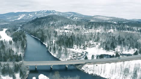 Winterlandschaft---Drohnenflug---4k---Berge---Mont-Tremblant