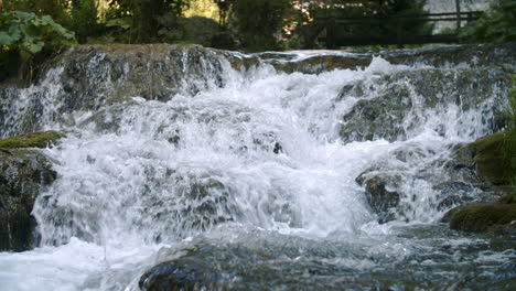 Primer-Plano-De-Una-Pequeña-Caída-De-Agua-En-Cámara-Lenta