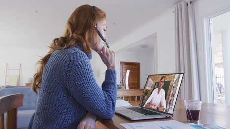 estudiante caucásica usando computadora portátil y auriculares de teléfono en videollamada con un profesor masculino