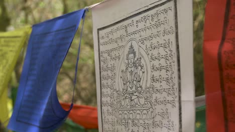 una foto de cerca de las banderas de oración budistas ondeando con el viento junto a una estupa en tar, hungría, europa