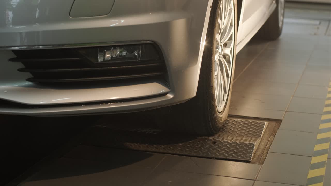 prueba de suspensión de automóviles en el servicio de automóviles. inspección del tren de aterrizaje del automóvil en el servicio automovilístico. reparación y mantenimiento del automóvil en servicio.