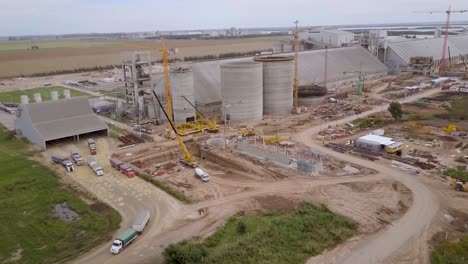 vista aérea de la construcción de silos industriales