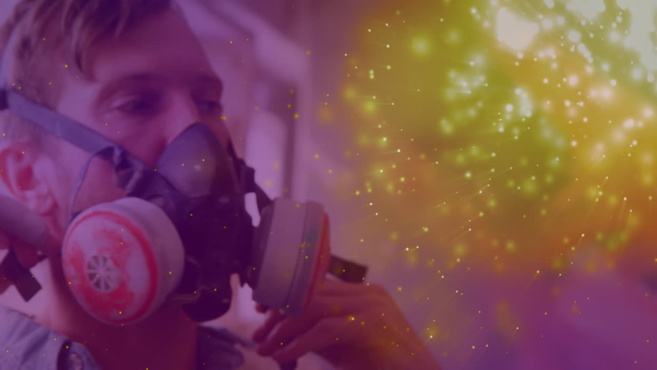 창고에서 일하는 마스크를 입은 백인 남성 위에 반이는 불빛의 애니메이션