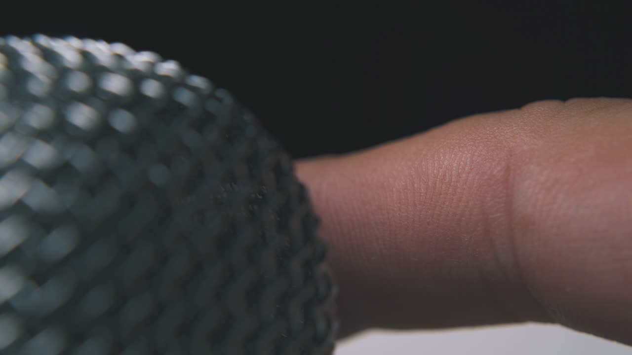 el altavoz enciende el micrófono moderno en fondo oscuro