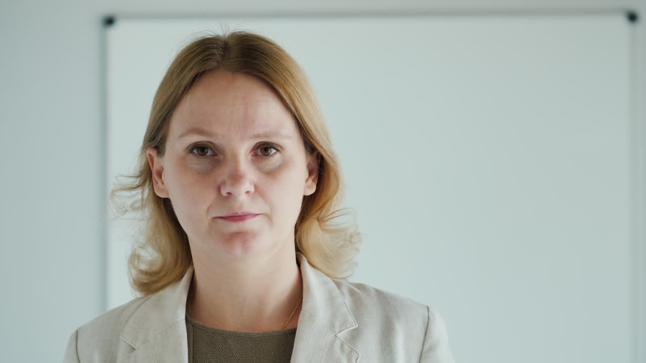 el maestro usa una máscara protectora frente al aula 1