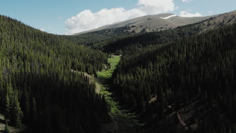 Drone-Volando-Sobre-Hermosas-Montañas-En-Primavera