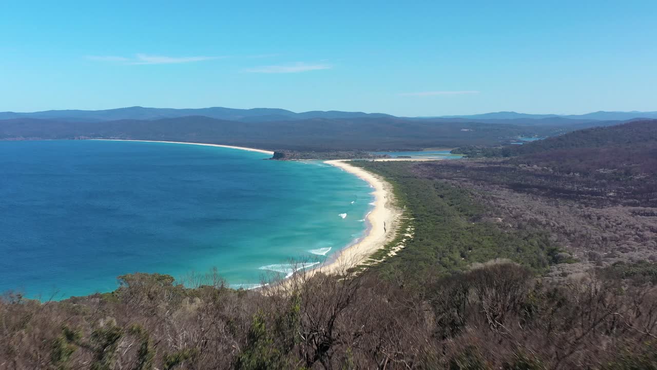 una excelente vista aérea que se avecina desde un bosque hasta el mirador de la bahía de desastres en el parque nacional ben boyd en nueva gales del sur, australia