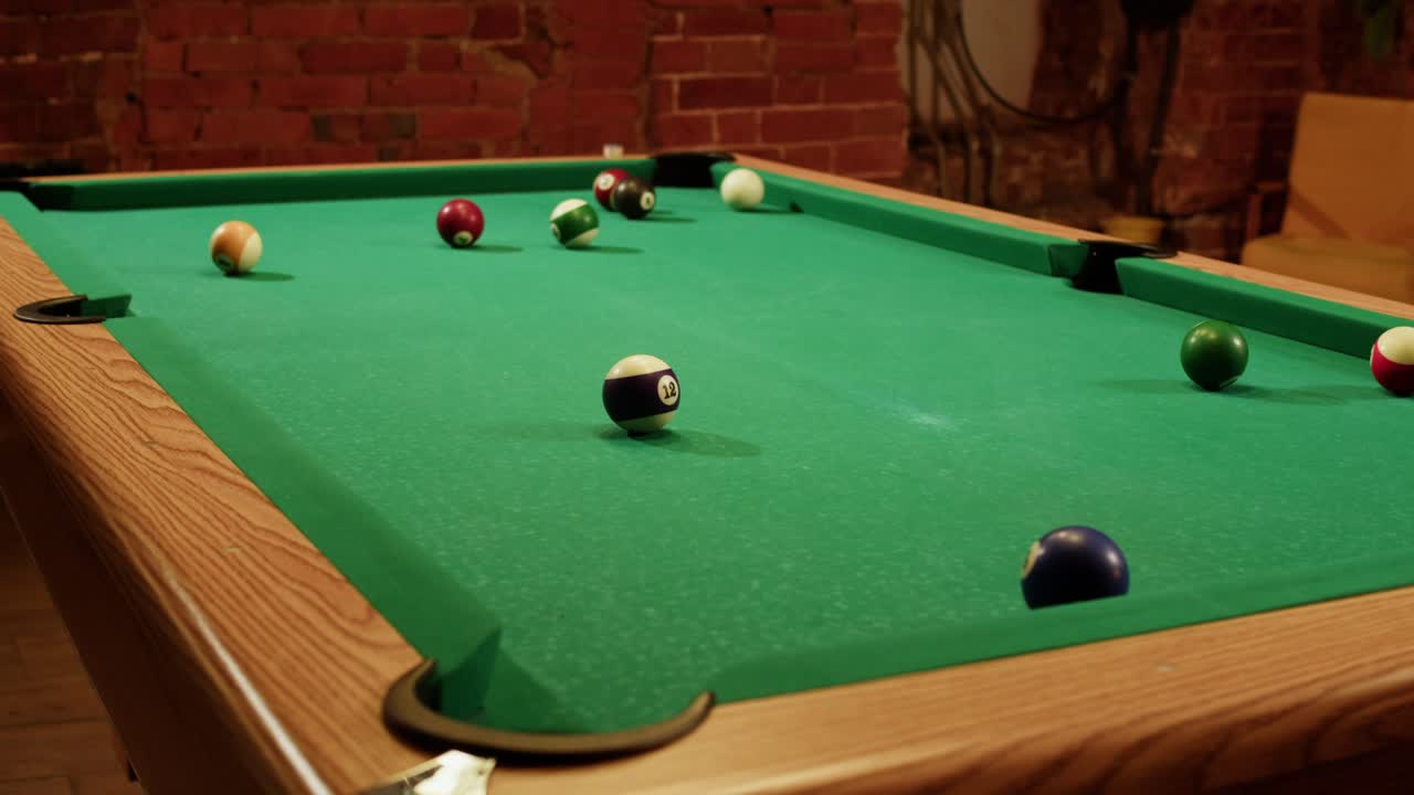 Mesa de billar con bolas