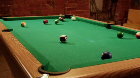 mesa de billar con bolas
