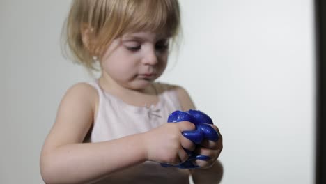 Niño-Divirtiéndose-Haciendo-Limo.-Niño-Jugando-Con-Limo-De-Juguete-Hecho-A-Mano.