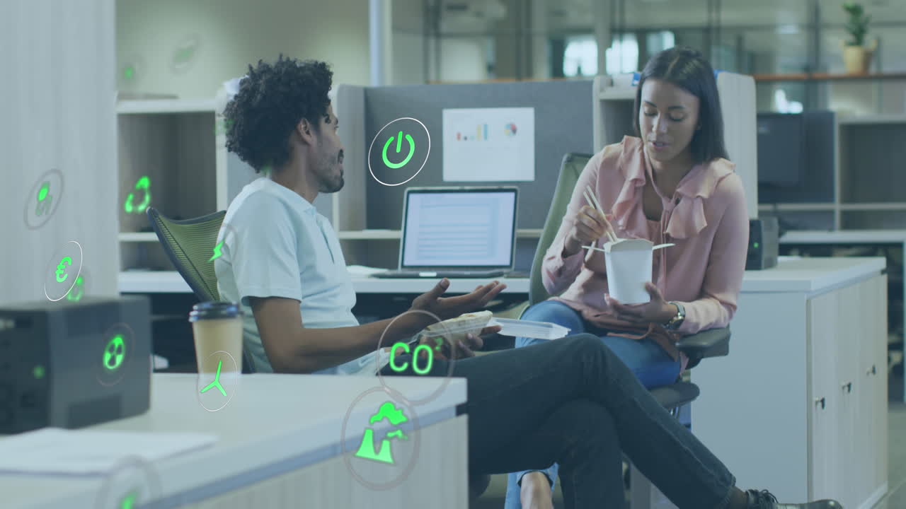 animación de icono en círculos sobre diversos compañeros de trabajo comiendo comida y discutiendo en el escritorio en la oficina