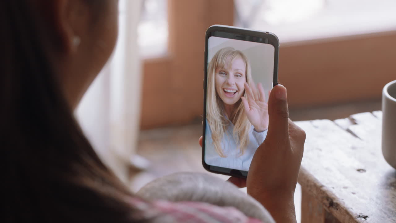 madre joven y bebé chateando por video con su mejor amiga usando un teléfono inteligente saludando a su bebé madre feliz disfrutando de compartir el estilo de vida de la maternidad