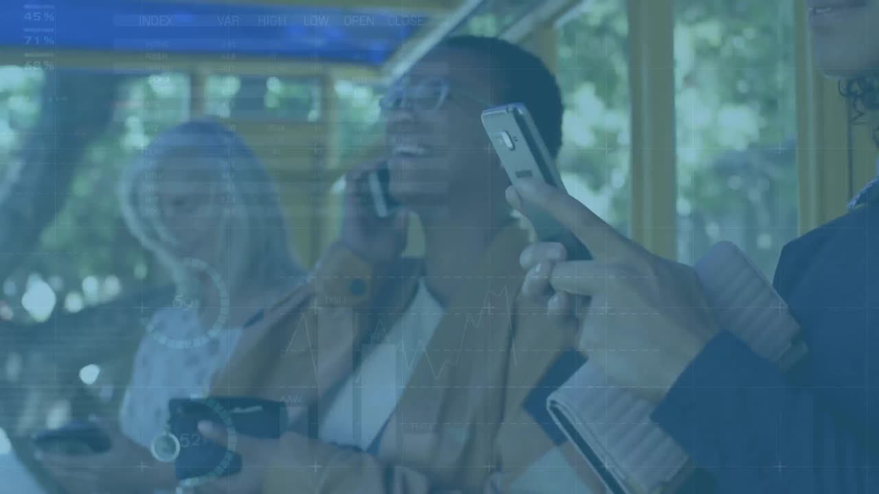 Animation de traitement de statistiques sur une femme souriante utilisant un smartphone