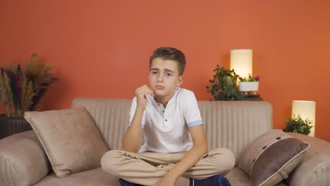 un niño deprimido infeliz y triste en casa.