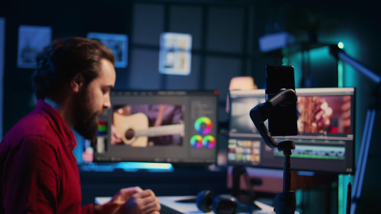 smartphone en trípode utilizado por un videógrafo para enseñar a los espectadores de internet a crear efectos visuales de video