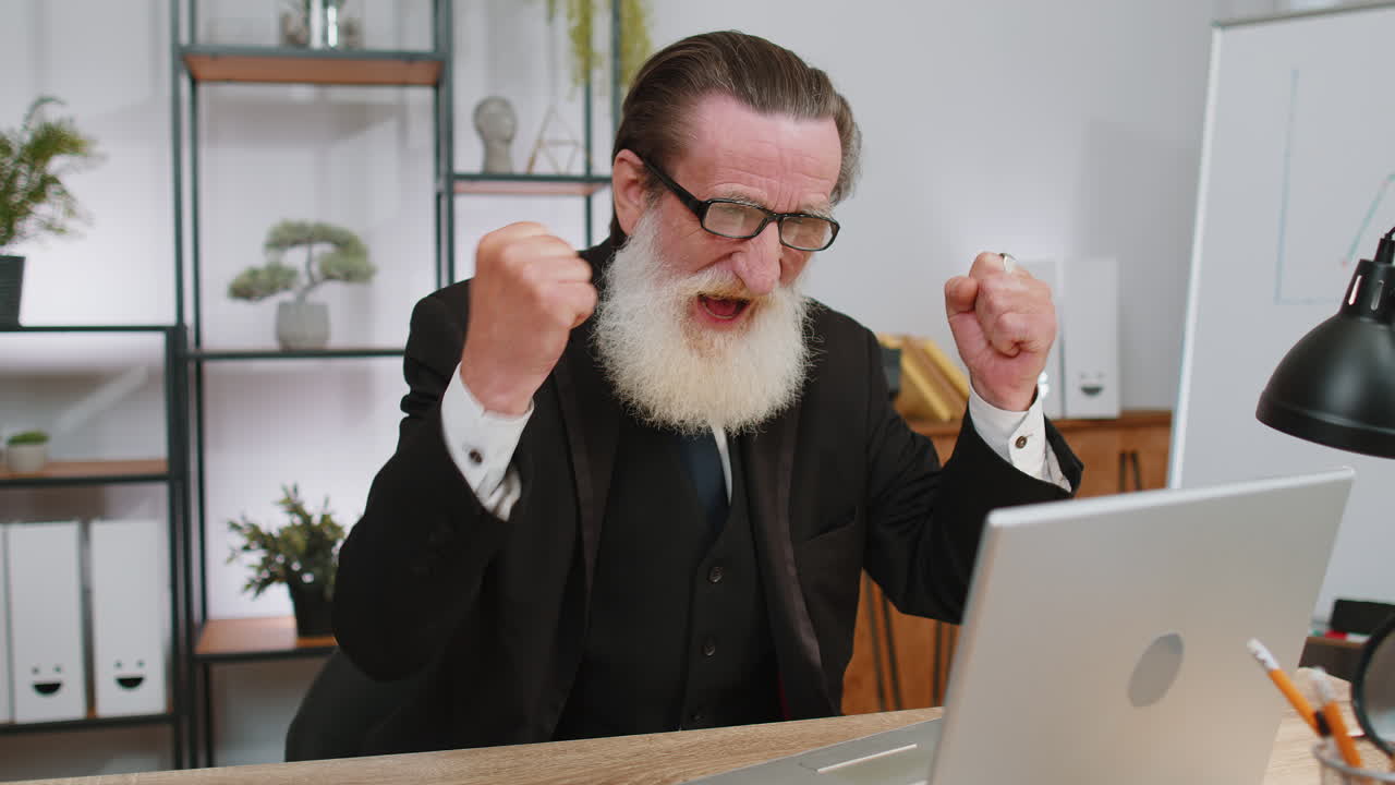 사업가 우승자 사무실에서 노트북으로 탐색 타이핑 큰 복권 우승을 축하 좋은 소식