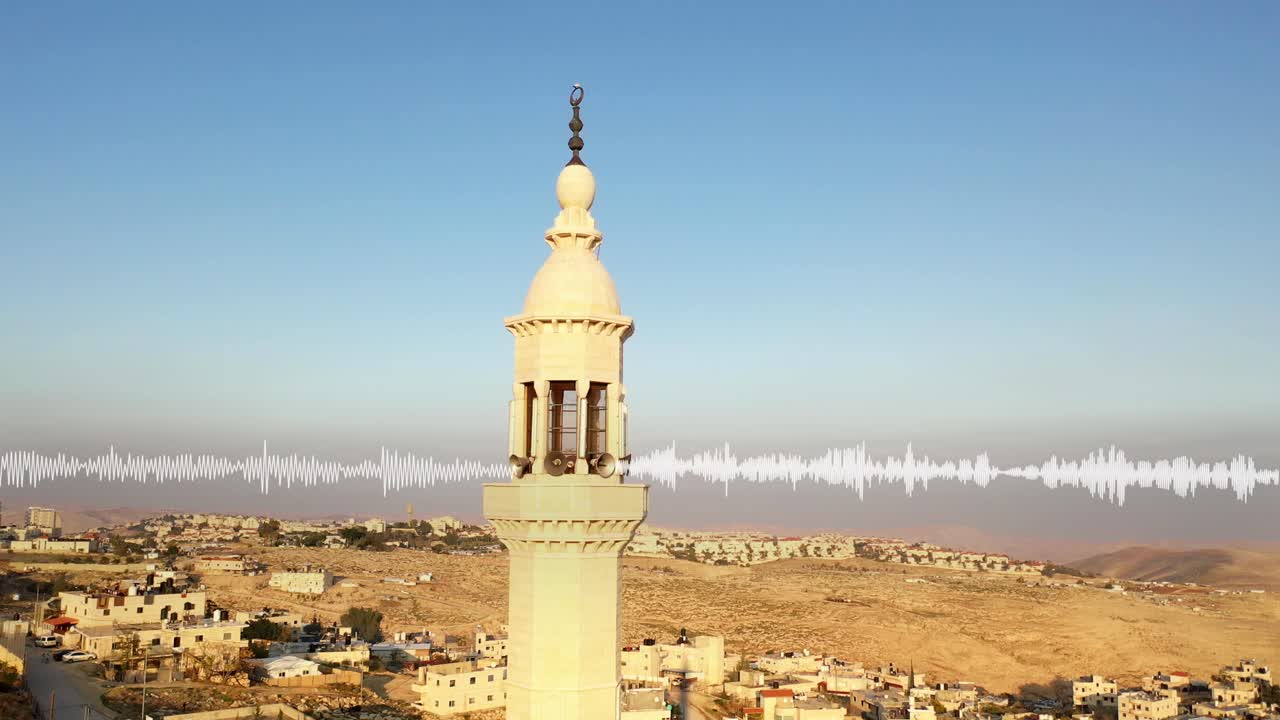 minarete de una mezquita en un pueblo desértico