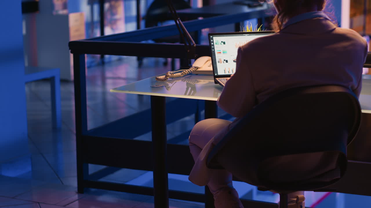 책상 에서 노트북 을 쓰고 있는 여자