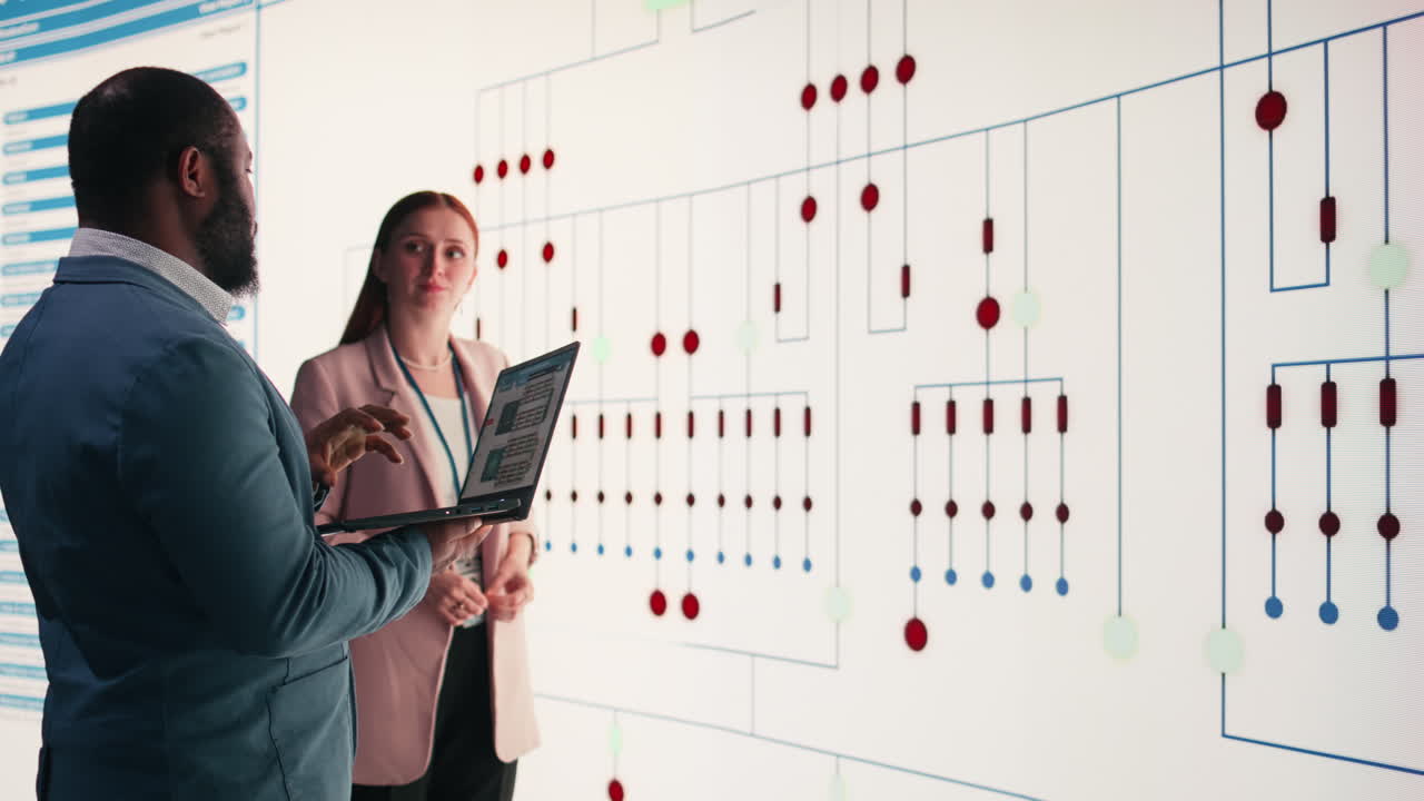 Profesionales de negocios discutiendo datos en una pantalla grande en una oficina moderna