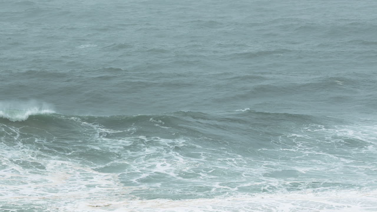 나자레의 아름다운 거친 바다 파도, 포르투갈 - 슬로우 모션