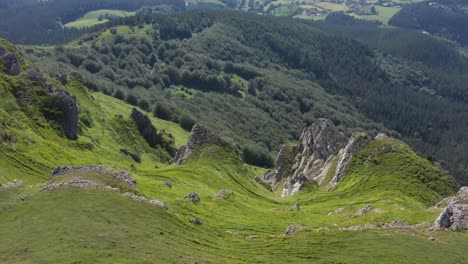 Vista-Aérea-De-Drones-Del-Abismo-De-Una-Montaña-En-El-País-Vasco