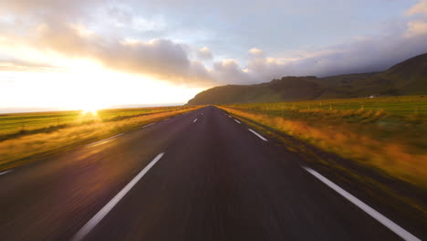 Fahren-Mit-Normaler-Geschwindigkeit-In-Island.-Blick-Auf-Die-Straße-Bei-Sonnenuntergang.