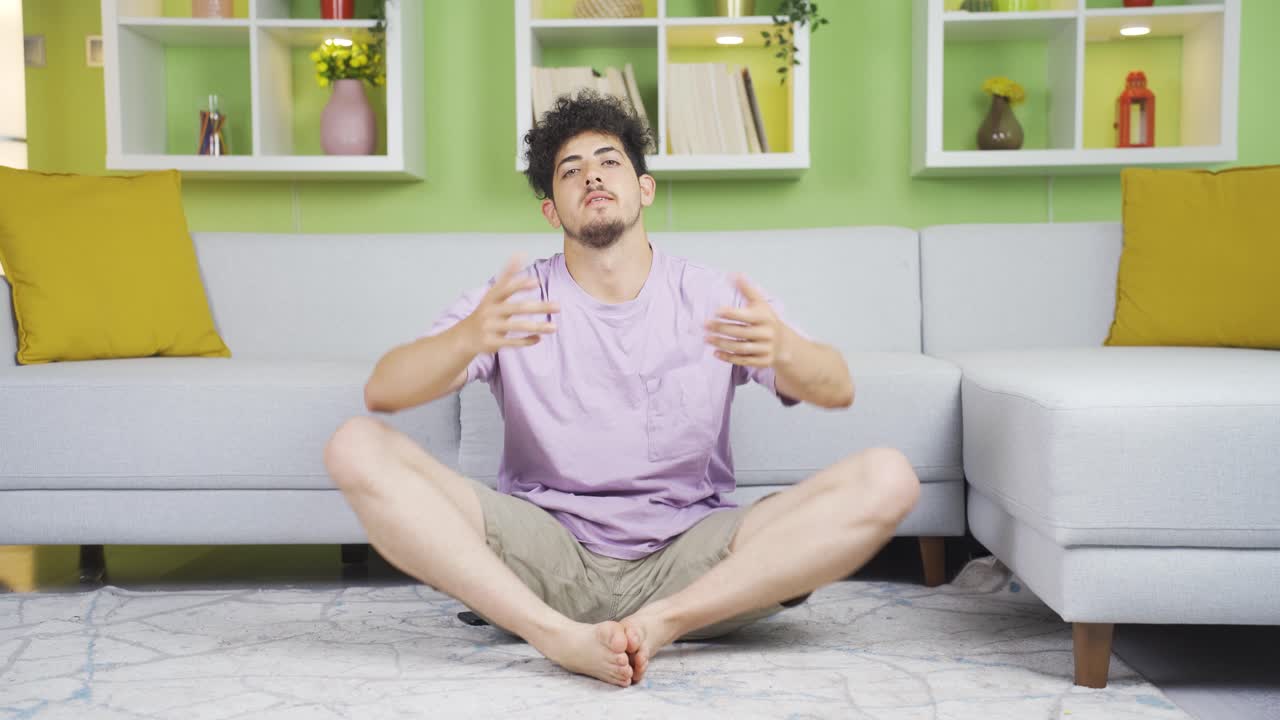 지루한 젊은이가 활동을 하고 싶어합니다.