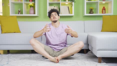 un joven aburrido quiere hacer actividad.