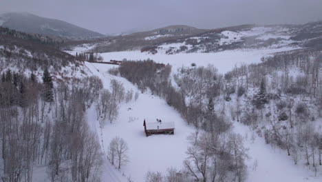 Aspen-Snowmass-Pitkin-County-Hütte-Wildnis-Luftdrohne-Rocky-Mountains-Colorado-Basalt-Carbondale-Mt-Sopris-Maroon-Bells-Ashcroft-Independence-Pass-Neblig-Schneebedeckt-Morgen-Bewölkt-Kreis-Rechts-Bewegung-