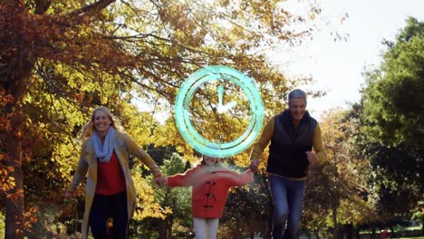 Neonblaue-Digitaluhr-Tickt-Vor-Einer-Kaukasischen-Familie,-Die-Im-Park-Spielt