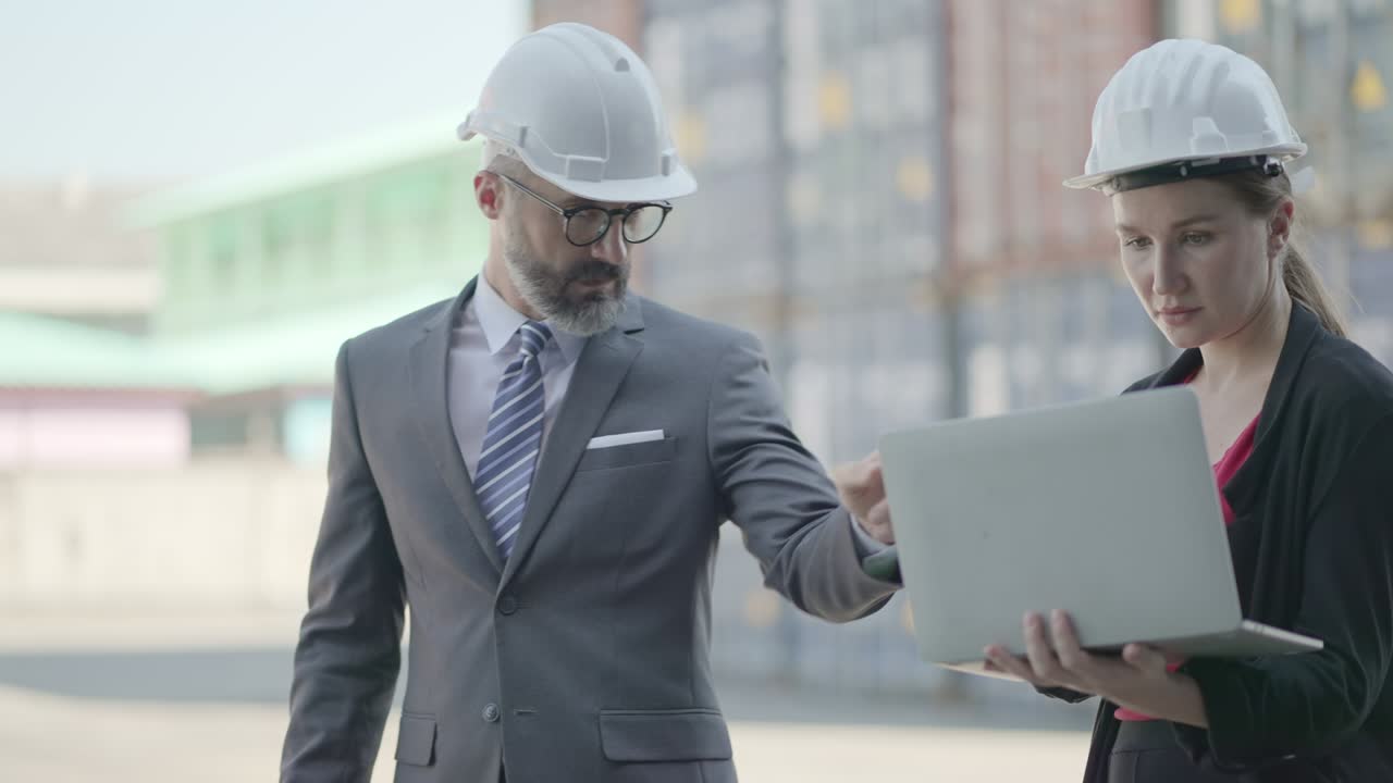 ejecutivo o propietario de un negocio logístico, explicando a un socio o a un inversor experto, sobre la carga de carga y el proceso de envío o el plan de negocios para invertir más en el patio de contenedores comerciales.