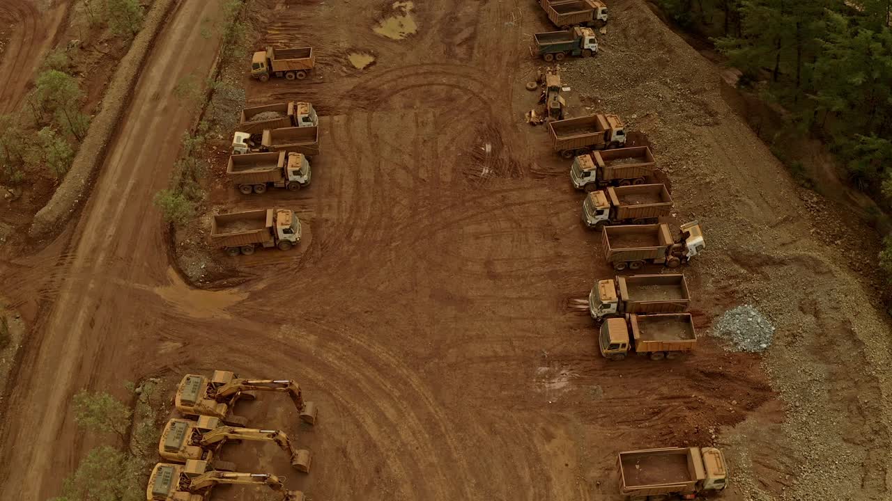 filas de camiones y excavadoras en el sitio minero de taganito en claver, filipinas