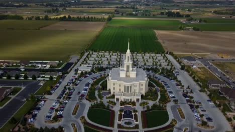 vista aérea de la iglesia de jesucristo del templo de los santos de los últimos días en payson, ut en una hermosa mañana clara de septiembre