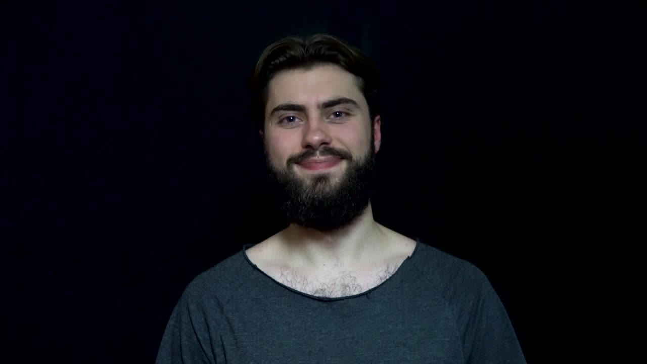 retrato de un hombre sonriente con barba