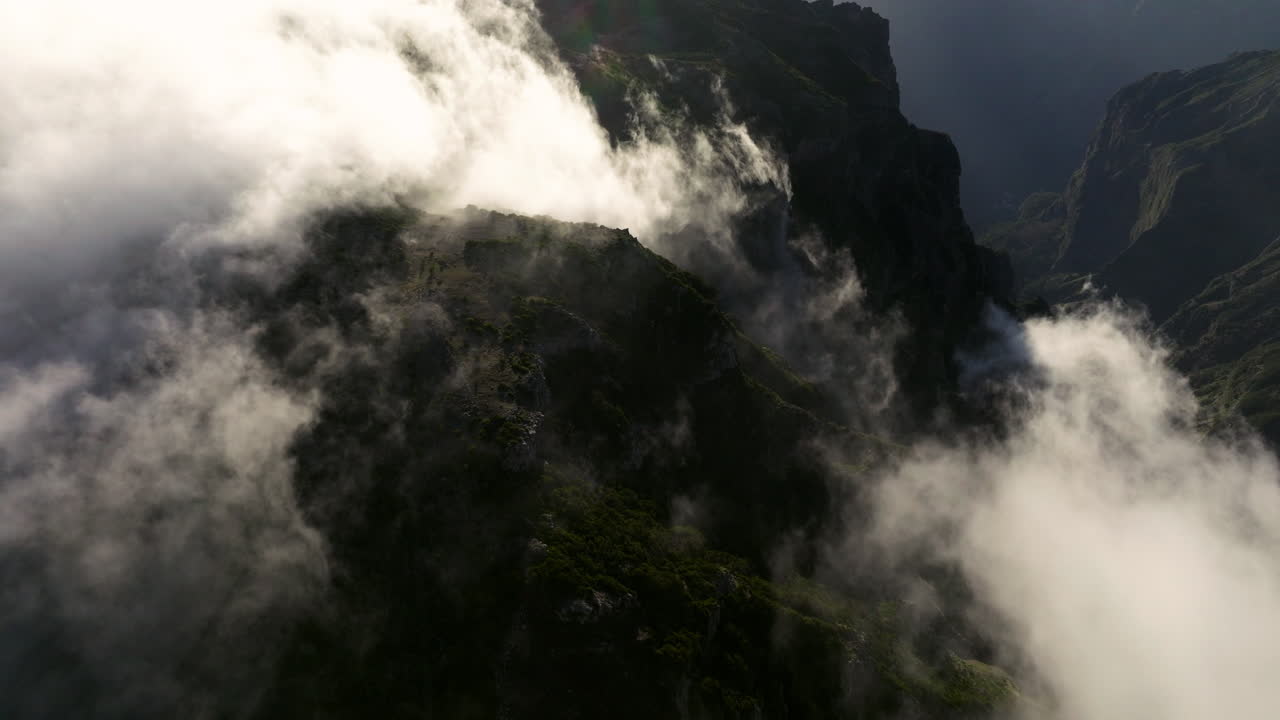 vista aérea por drones de los picos montañosos de pico do areeiro cubiertos de nubes brumosas en las islas de madeira, portugal