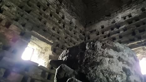 dentro de la vieja piedra penmon priorato paloma con pared de piedra caja de anidación y luz de la ventana