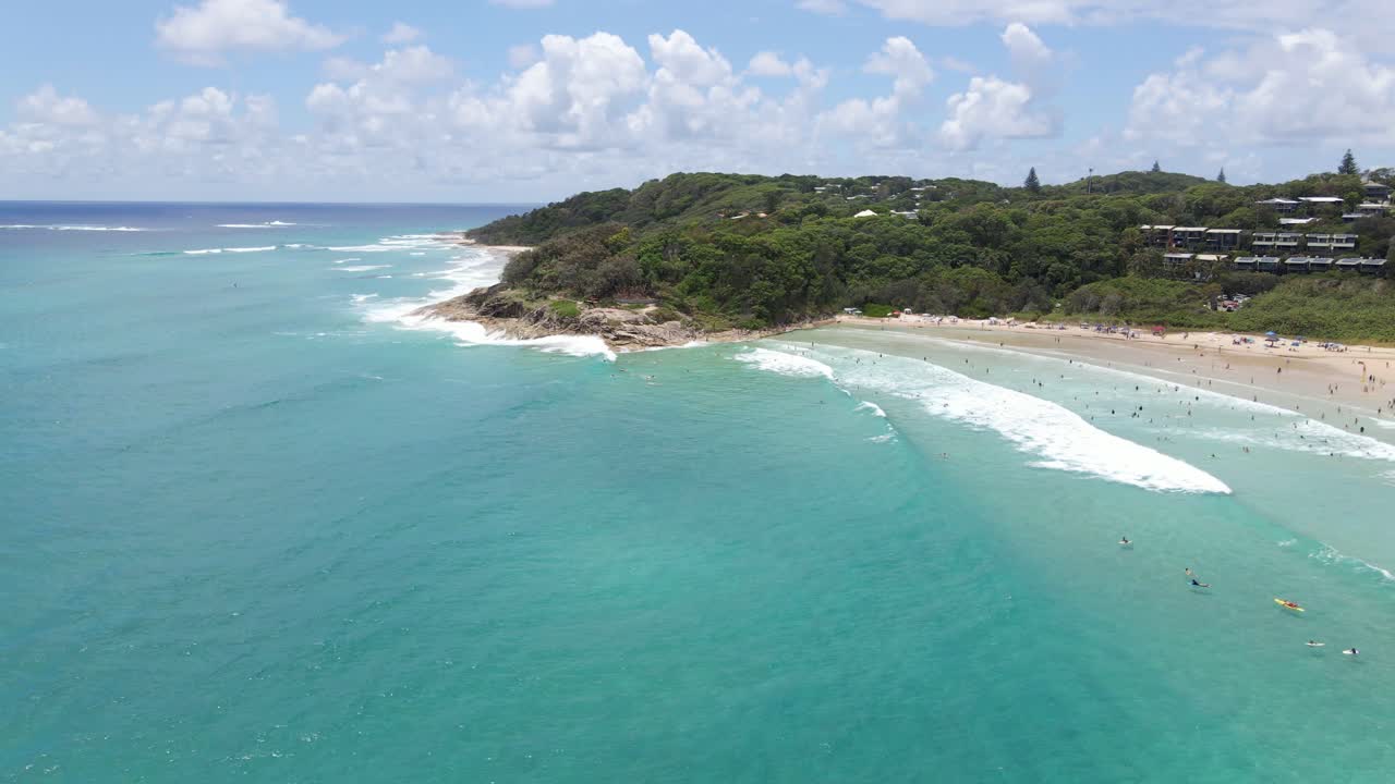 point lookout foreshore, queensland, australia의 실린더 해변에 울창한 초목이 있는 곶
