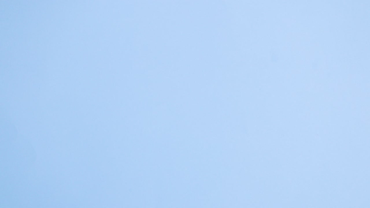 feliz decoración de pascua aparecen en la tabla de corte en el lado izquierdo del tema azul pastel. detener el movimiento