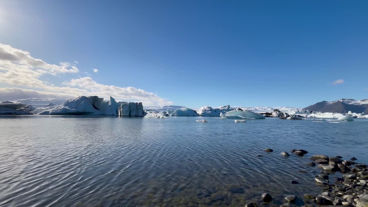 Views at the Jokulsarlon glacier lagoon